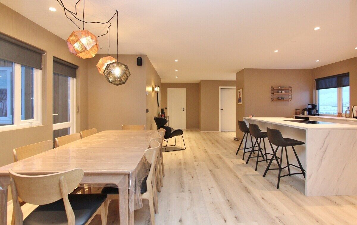Luxury Cabin, 5 Bedrooms, Accessible Bathtub | Dining