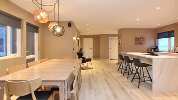 Luxury Cabin, 5 Bedrooms, Accessible Bathtub | Dining