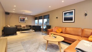 Cabaña de lujo, 5 habitaciones, tina para personas con discapacidad | Área de sala de estar