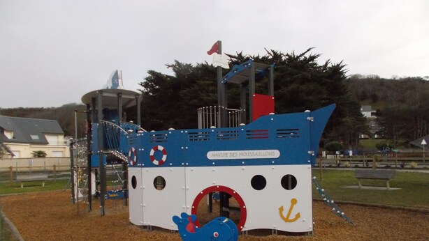 A playground with a blue and white ship-themed play structure, including a slide and climbing elements. - Charming, cosy villa 5 minutes' walk from the beach (Jullouville)
