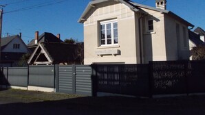 A single-story house with a gabled roof, a visible chimney, and a window with a white frame. - Charming, cosy villa 5 minutes' walk from the beach (Jullouville)