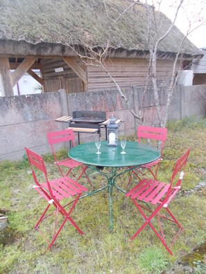 Outdoor dining - Vrbo Property (Jullouville)