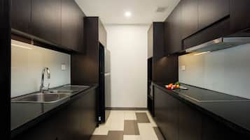 Full-sized fridge, microwave, stovetop, cookware/dishes/utensils