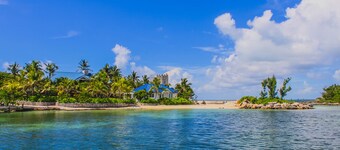 Caribbean Dream: Sun-soaked Sailing Adventure from Bahamas to Islas Abaco