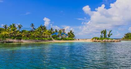 Caribbean Dream: Sun-soaked Sailing Adventure from Bahamas to Islas Abaco