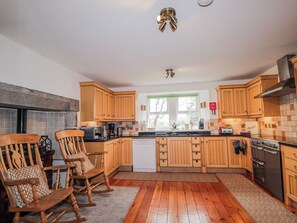 Dishwasher, cookware/dishes/utensils - Achnagonlin House (Grantown-on-Spey)