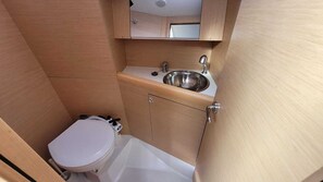 Bathroom - Sun-Kissed Sailing to Costa Esmeralda: A Beach Lover's Dream (Saint-Quay-Portrieux)
