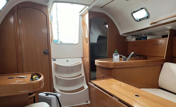 Bathroom - Sun-Kissed Sailing to Costa Esmeralda: A Beach Lover's Dream (Saint-Quay-Portrieux)