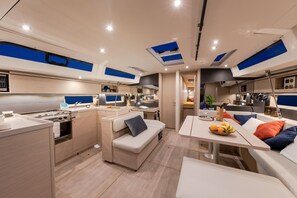 Interior - Caribbean Dream: Sun-soaked Sailing Adventure from Tortola, Islas Vírgenes Británicas (Road Town)