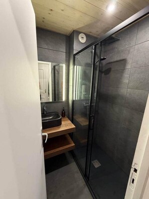 Shower, hair dryer, soap - Studio Solize - Domaine de La Plagne - Champagny (Champagny-en-Vanoise)