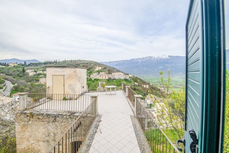 Terrace/patio. Phoebe House - Capestrano