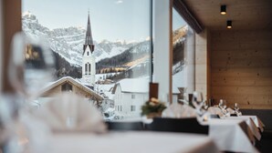 Un restaurante con vistas a una montaña e iglesia.