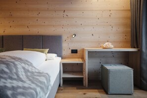 Premium bedding, down duvets, memory-foam beds, free WiFi - Berghotel Sanvi (San Martino in Badia)
