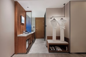 Superior-Zimmer, 1 King-Bett | Hochwertige Bettwaren, Daunenbettdecken, kostenlose Minibar