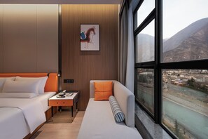 Deluxe-Zimmer, 1 King-Bett, Flussblick | Hochwertige Bettwaren, Daunenbettdecken, kostenlose Minibar