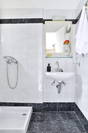 Shower, hair dryer, towels, shampoo - Ilia Edipsos Sunny Gem - Quaint and Cozy Getaway (Ilia Edipsos)