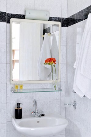 Shower, hair dryer, towels, shampoo - Ilia Edipsos Nest - Homely Vibes and Mountain View (Ilia Edipsos)