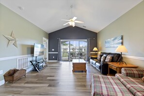 Living room - Magnolia North 305 (Myrtle Beach)