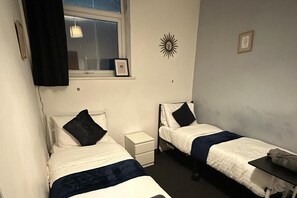 2 bedrooms, free WiFi, bed sheets - Apartment Sleeps 4 With Parking (Salford)