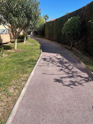 Property grounds - Apt 4 pers. - swimming pool - 750 m. from the beach Private parking (Fréjus)