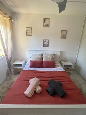 1 habitación, tabla de planchar con plancha y cuna de viaje 