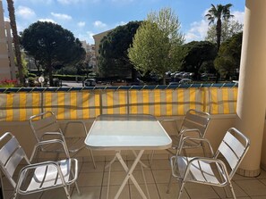 Outdoor dining - Apt 4 pers. - swimming pool - 750 m. from the beach Private parking (Fréjus)