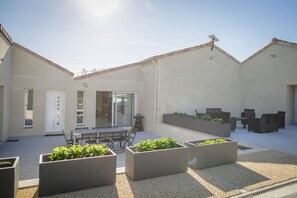 Outdoor dining - Vrbo Property (Saint-Amans-du-Pech)