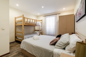 3 chambres, fer et planche à repasser, Wi-Fi, draps fournis