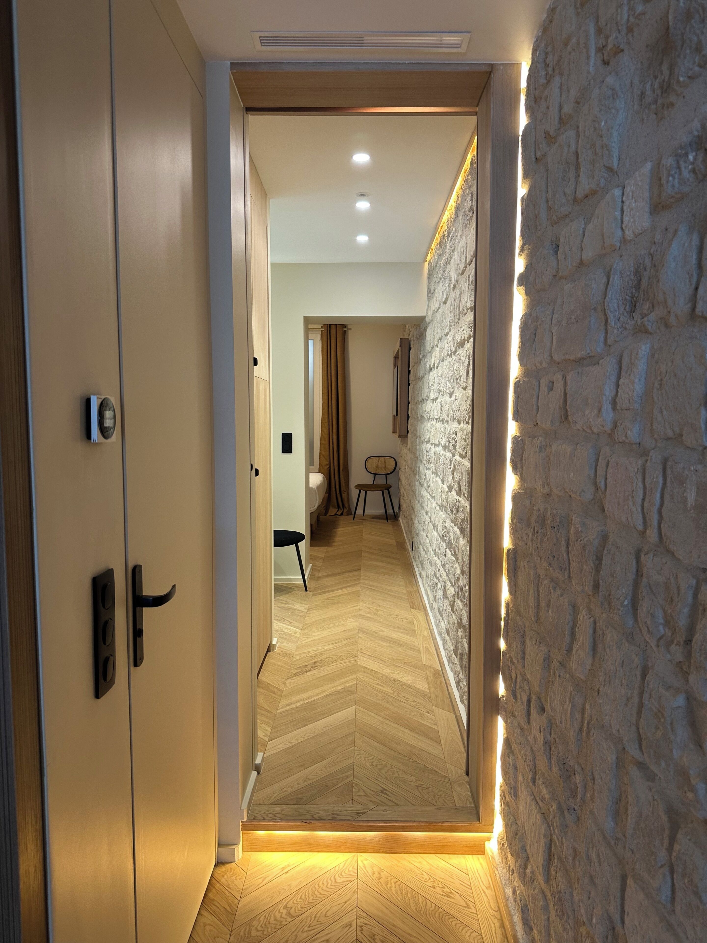 1 habitación, tabla de planchar con plancha y ropa de cama 
