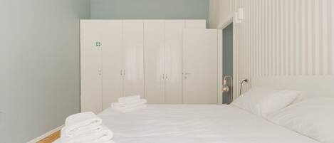 2 chambres, fer et planche Ă repasser