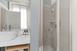 Een douche, een bidet, handdoeken
