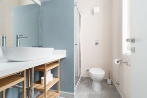 Shower, bidet, towels - Elegant flat of 60m2, perfect for 4 people, located on the first floor with lift.The accommodation is in Missori, in the heart of Milan’s historic center, a few steps from the Duomo, near Velasca Tower and Palazzo del Novecento.Well-connected area (M3  (Milan)