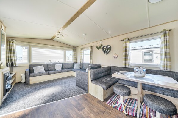 Fireplace - Sleeps 8 - Communal Spa Access - Parking (Rhyl)