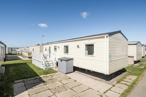 Exterior - Sleeps 8 - Communal Spa Access - Parking (Rhyl)
