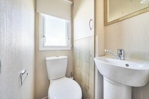 Shower, towels - Sleeps 8 - Communal Spa Access - Parking (Rhyl)