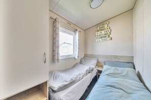3 bedrooms, free WiFi, bed sheets - Sleeps 8 - Communal Spa Access - Parking (Rhyl)
