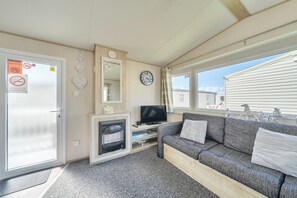 Fireplace - Sleeps 8 - Communal Spa Access - Parking (Rhyl)