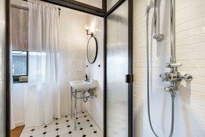 Douche, sèche-cheveux, serviettes fournies