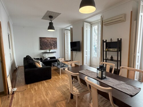 Central, spacious, comfortable and close to the Madrilenian atmosphere.