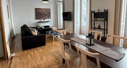 Central, spacious, comfortable and close to the Madrilenian atmosphere.