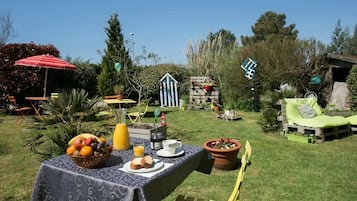 Standard Double Room | Outdoor dining