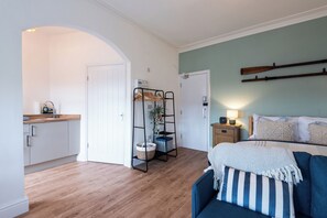 Iron/ironing board, bed sheets - Glan Neigr by Guestz (Rhosneigr)