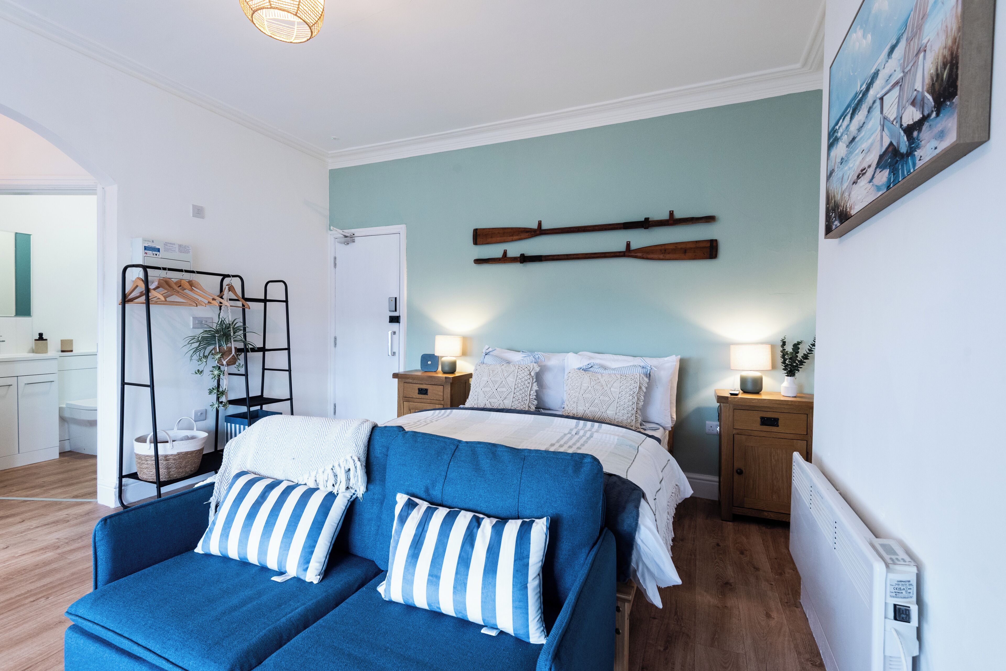 Iron/ironing board, bed sheets