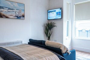 Iron/ironing board, bed sheets - Glan Neigr by Guestz (Rhosneigr)