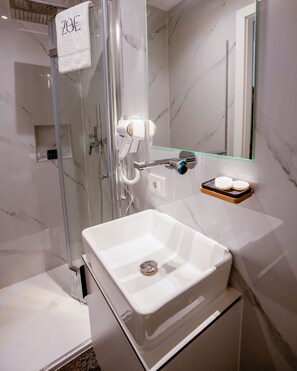 Chambre Quadruple Familiale, vue ville | Salle de bain