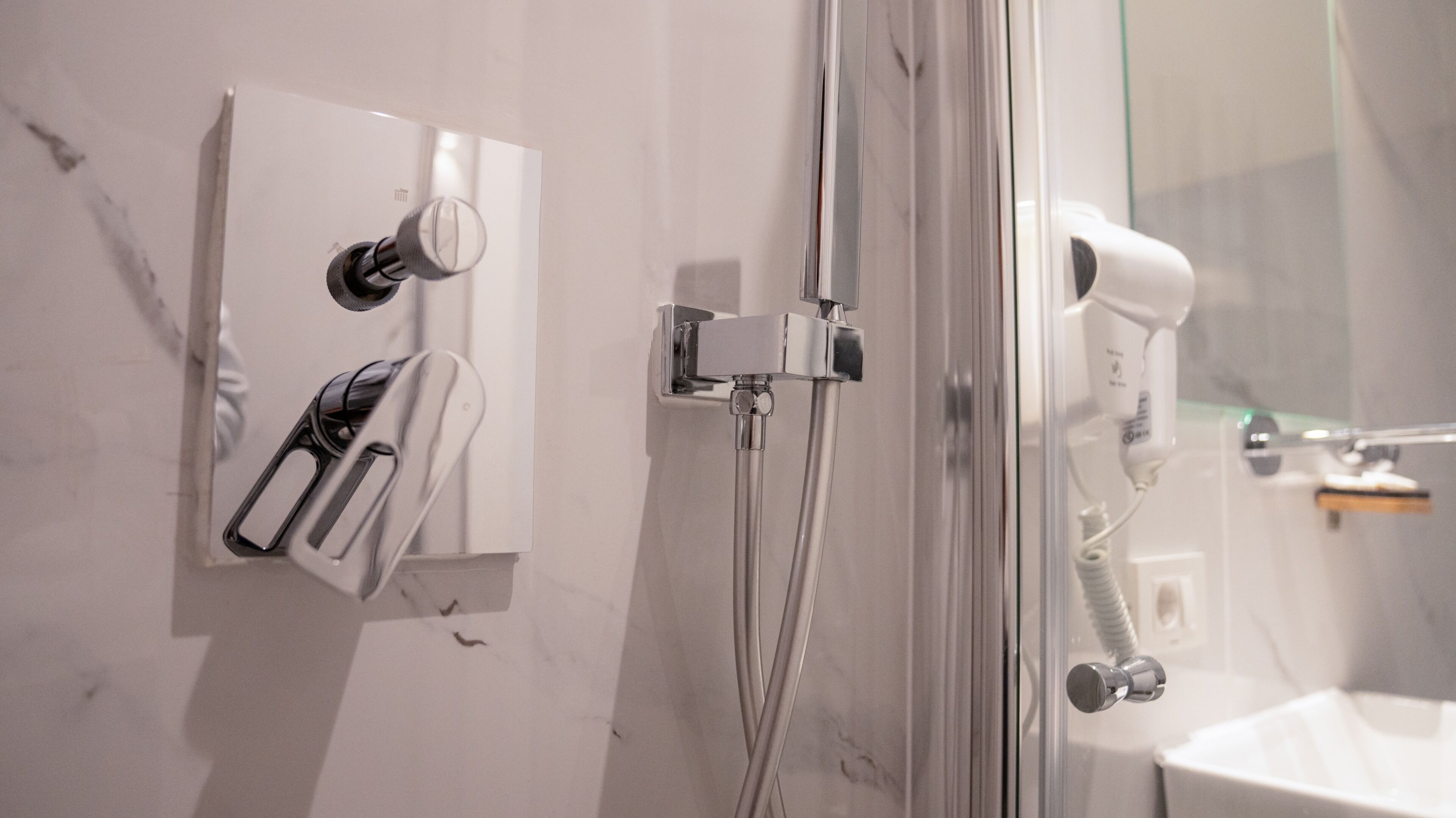 Chambre Deluxe avec lits jumeaux, vue sur la ville | Salle de bain | Douche, séchoir à cheveux, pantoufles, serviettes fournies