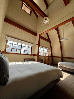 7 bedrooms, WiFi, bed sheets