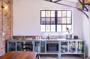 Comfort Apartment, Kitchen | Private kitchen | Oven, coffee/tea maker, electric kettle, dining tables