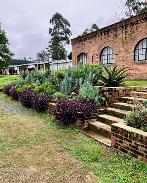 Comfort Apartment, Kitchen | Garden view - The Old Mushroom Farm  (Howick)