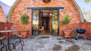 Appartement Confort, 2 chambres, patio, vue jardin | Restauration extérieure